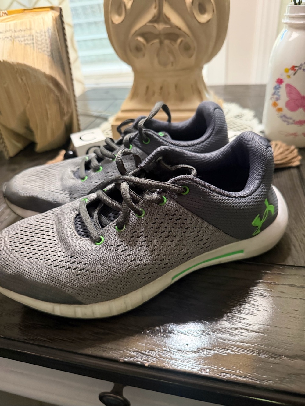 Under Armour Boy’s 5 youth ' Micro G Pursuit Running Shoes. Like New